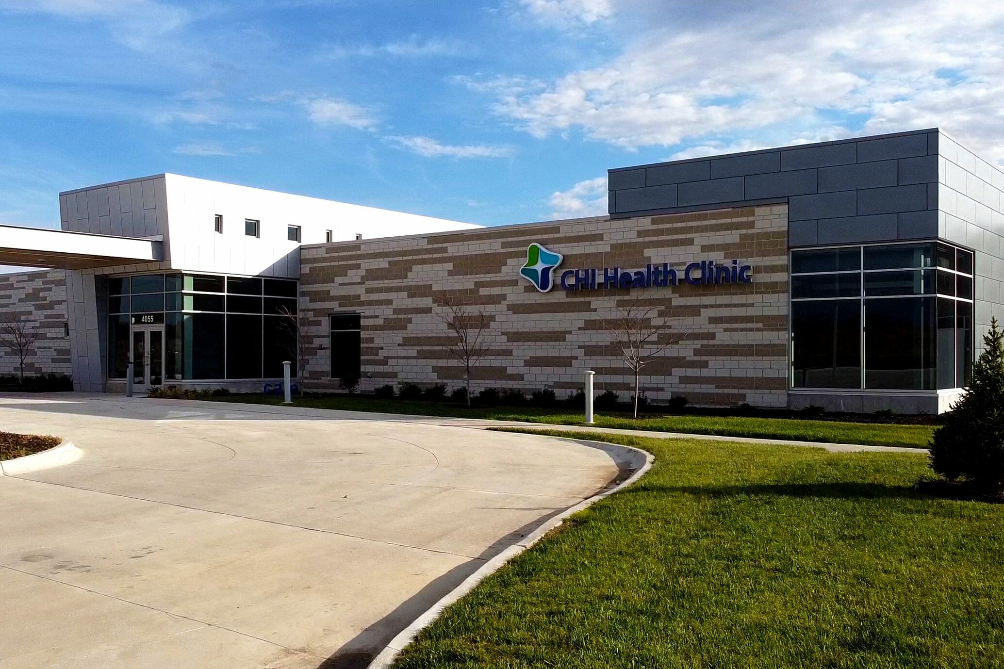 Exterior front view CHI Health Clinic Yankee Hill, blue sky, green grass